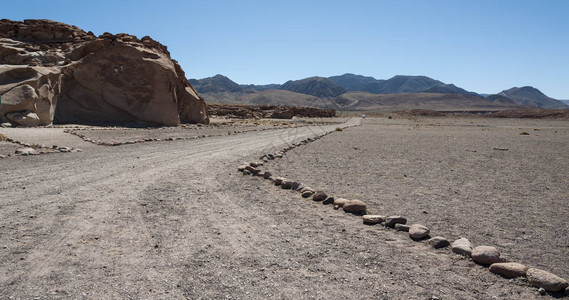 智利阿塔卡马沙漠YerbasBuenas岩石上的古代Petroglyphs附图片