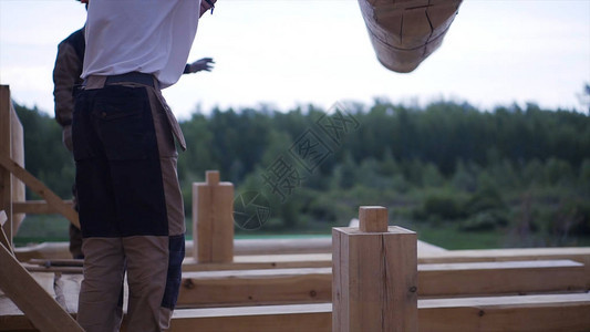 安装用于建造房屋的酒吧托梁夹子木材建图片