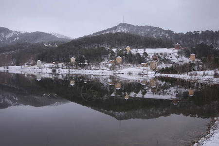 Cubuk湖和村庄Bo图片