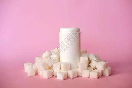紫色背景上的方糖和甜味剂糖尿病糖病不健康食品饮食概图片
