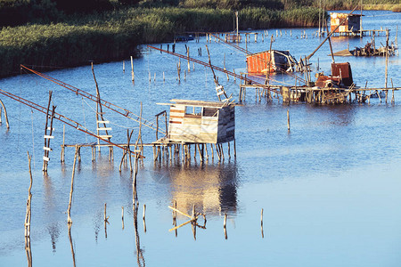 养鱼传统渔网黑山乌尔齐尼拉古纳的老鱼陷阱米莱纳港运河的渔夫小屋亚得里亚海泻湖之一图片