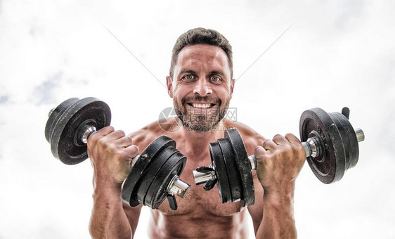 强壮的ab躯干的男子员类固醇的身体哑铃健身房用杠铃锻炼的肌肉男器材完美身材健身康饮食一分耕耘一分收获图片