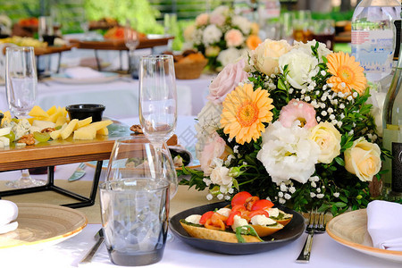 木盘上的美味餐具和豪华餐厅的宴图片