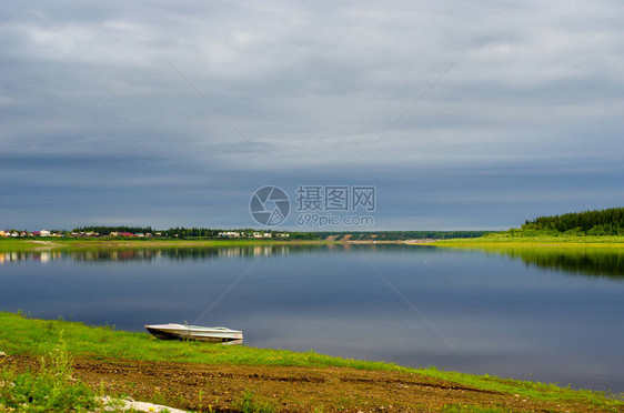 一艘孤零的小船站在北雅库特河vilyu的岸边图片