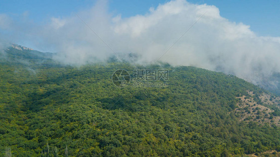 云中特里格拉夫山脉的大景象图片