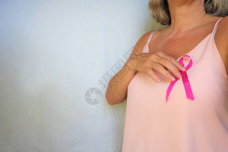 10月乳腺癌宣传月的国际象征缎面粉红丝带意识复制空间妇女保图片