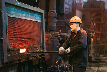 钢铁厂的工人图片