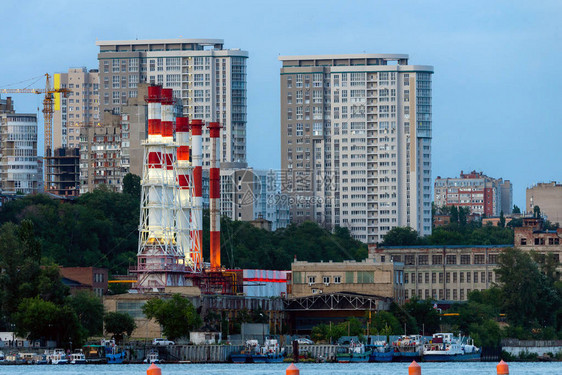 锅炉房的烟囱建在多层住宅楼之间由许多仓图片