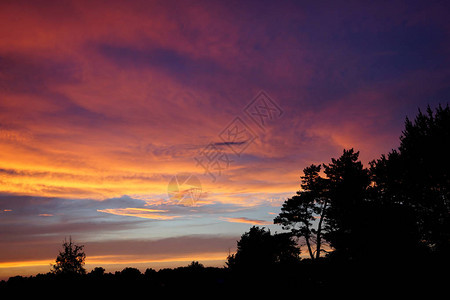 美国密歇根州密歇根州日落天空中的紫色图片