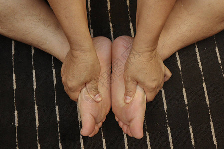 使用传统泰国按摩法用手指的推力处理脚和图片
