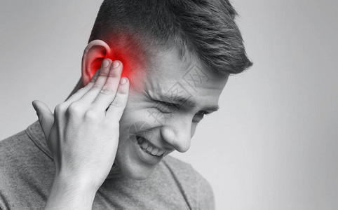 earache青年男子在自由空间和听觉中图片素材