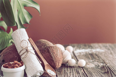 含有鲜花和毛巾的香水和健康布局粉红色背景的热带花朵的亮面成分椰子Dayspa自然产品Wo背景图片