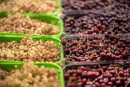 周末农民市场的白果和红莓及红莓图片