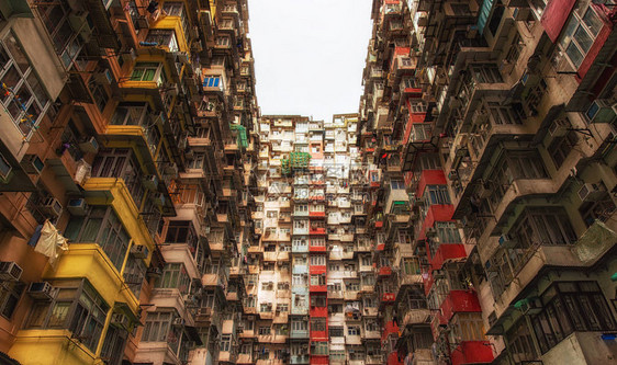 香港鲗鱼涌旧住宅区过度拥挤的房屋景观图片