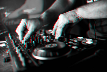 DJ音乐搅拌器正在管理音量和混合音乐黑白相片带有闪烁效应图片