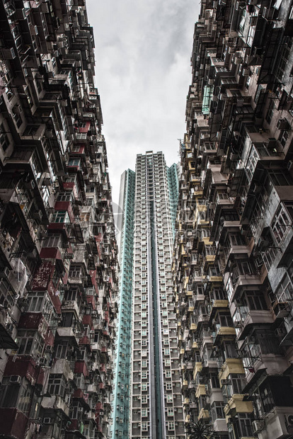 香港鲗鱼涌旧住宅区过度拥挤的房屋景观图片