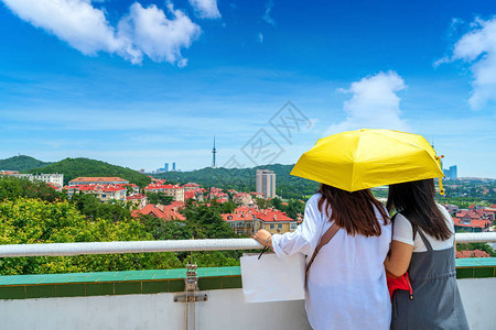 年轻女孩看着山上的风景中背景图片