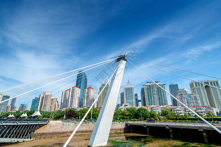 城市桥梁白色现代桥梁青岛奥帆中心背景