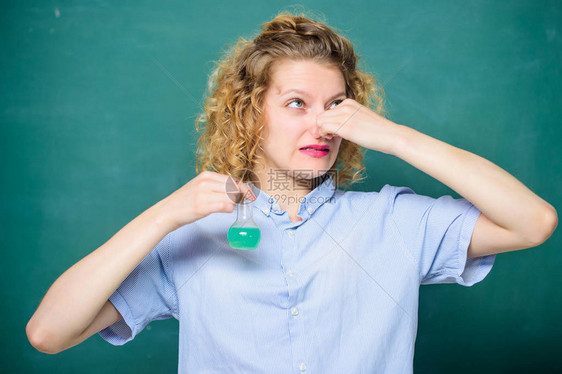 大学生进行化学反应化学液体闻起来很糟糕恶心的实验高中班女学生不喜欢化学生在可图片