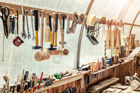 木工车间工作台与许多不同的工具和设备木工匠作台DIY图片