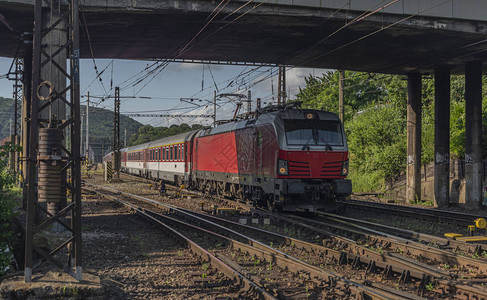斯洛伐克东部Kysak火车站红slovakia列图片