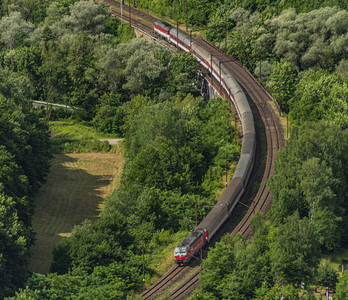 从Kysak站附近的Skalka对望点出发的快速斯洛阿瓦基亚火车背景图片