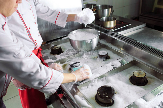 餐厅的卫生日重复清洗工作场所厨房洗烤炉灶和餐饮采图片