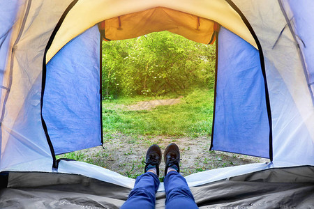 躺在野营帐篷里的女人图片