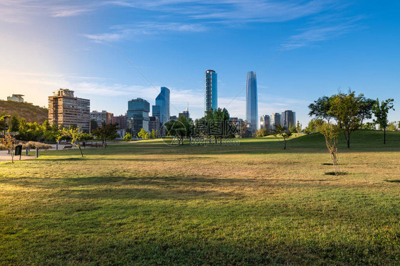 智利圣地亚哥ParqueBicentenario的维塔库拉和普罗维登西亚两图片