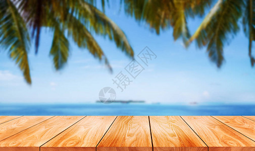 夏季热带沙滩背景的棕色木桌图片