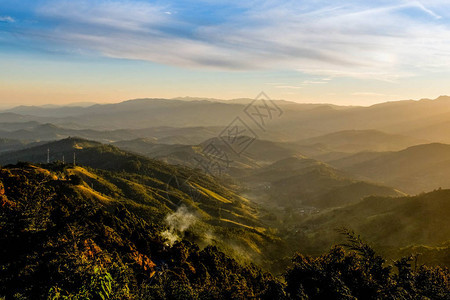 美丽的日落和山岳图片