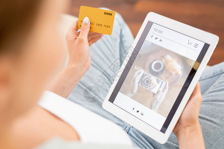 带塑料卡和平板电脑的当代消费者通过现代科技图片