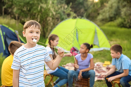 夏日令营里拿着图片