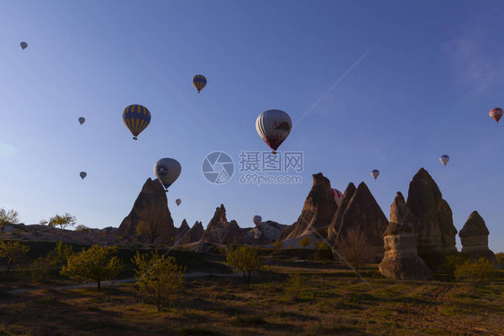 热气球飞越壮观的卡帕多西亚土耳其图片