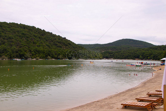 苏科的柏树湖景点阿纳帕绿湖水清澈旅行俄罗斯的质树图片