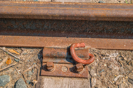生锈的旧火车轨道用板子和螺栓固图片