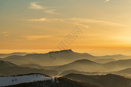 LucanskaMalaFatra山脉景色与斯洛伐克Veterne山日落时最高岩石Klak图片