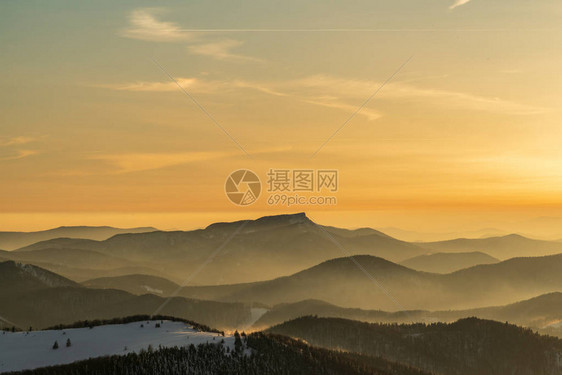 LucanskaMalaFatra山脉景色与斯洛伐克Veterne山日落时最高岩石Klak图片