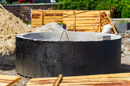 在施工现场安装混凝土下水井污水池溢流化粪池使用钢筋混凝土环改善水井和雨水排图片
