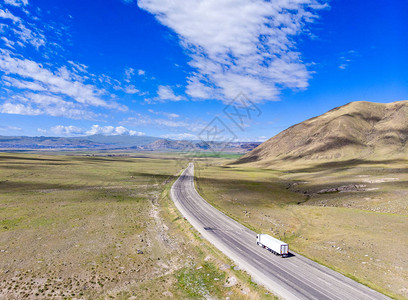 从Igdir阿拉特山周围高原山区和山丘通往Dogubayazit的公路空中视线图片