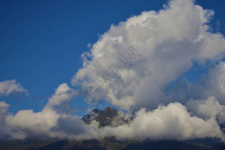 不丹山的全景被大片的白云所覆盖图片