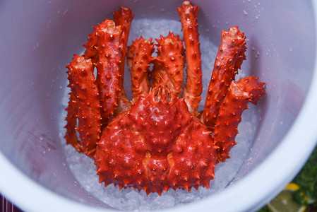 阿拉斯加国王蟹冰桶海景海鲜市场背景图片