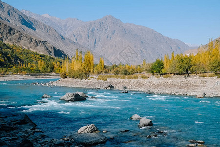 Ghizer河谷沿兴都库什山脉流动的清绿蓝水河图片