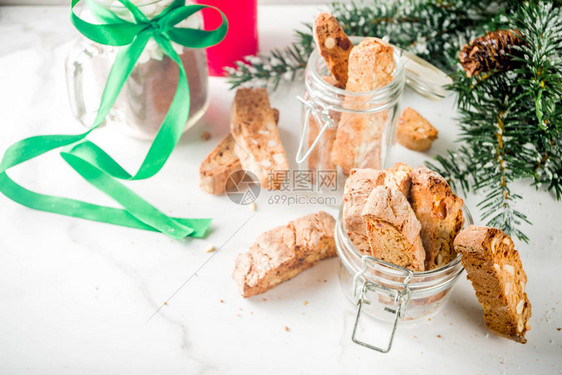 传统的圣诞糕点意大利自制双烤脆饼或cantuccini蛋糕图片