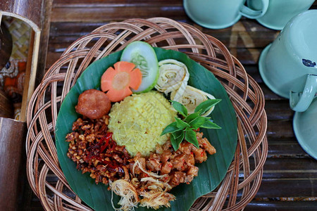爪哇姜黄米饭搭配各种配菜图片