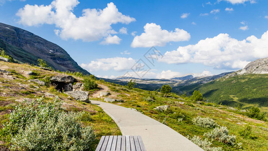 在挪威奥尔兰与莱尔达之间的风景路线Aurlandsfjellet上观察Vargab图片