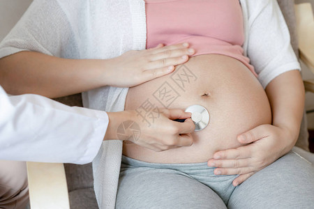 快乐的孕妇在医院或医疗诊所为怀孕顾问拜访妇科医生图片