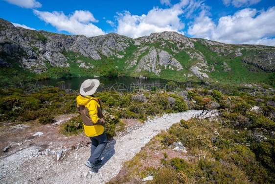 游民在澳大利亚塔斯马尼亚的克拉德山公园中探索马里恩斯观光足迹的景观图片