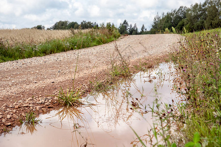 降雨和暴风雨后的洪水泥土的乡村道路自然灾害和全球升温的后图片