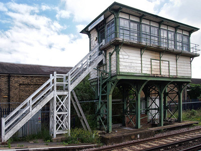 在坎特伯雷肯特拍摄的前景中可以看到白色台阶和轨道的铁架上带有白色木板的英国图片